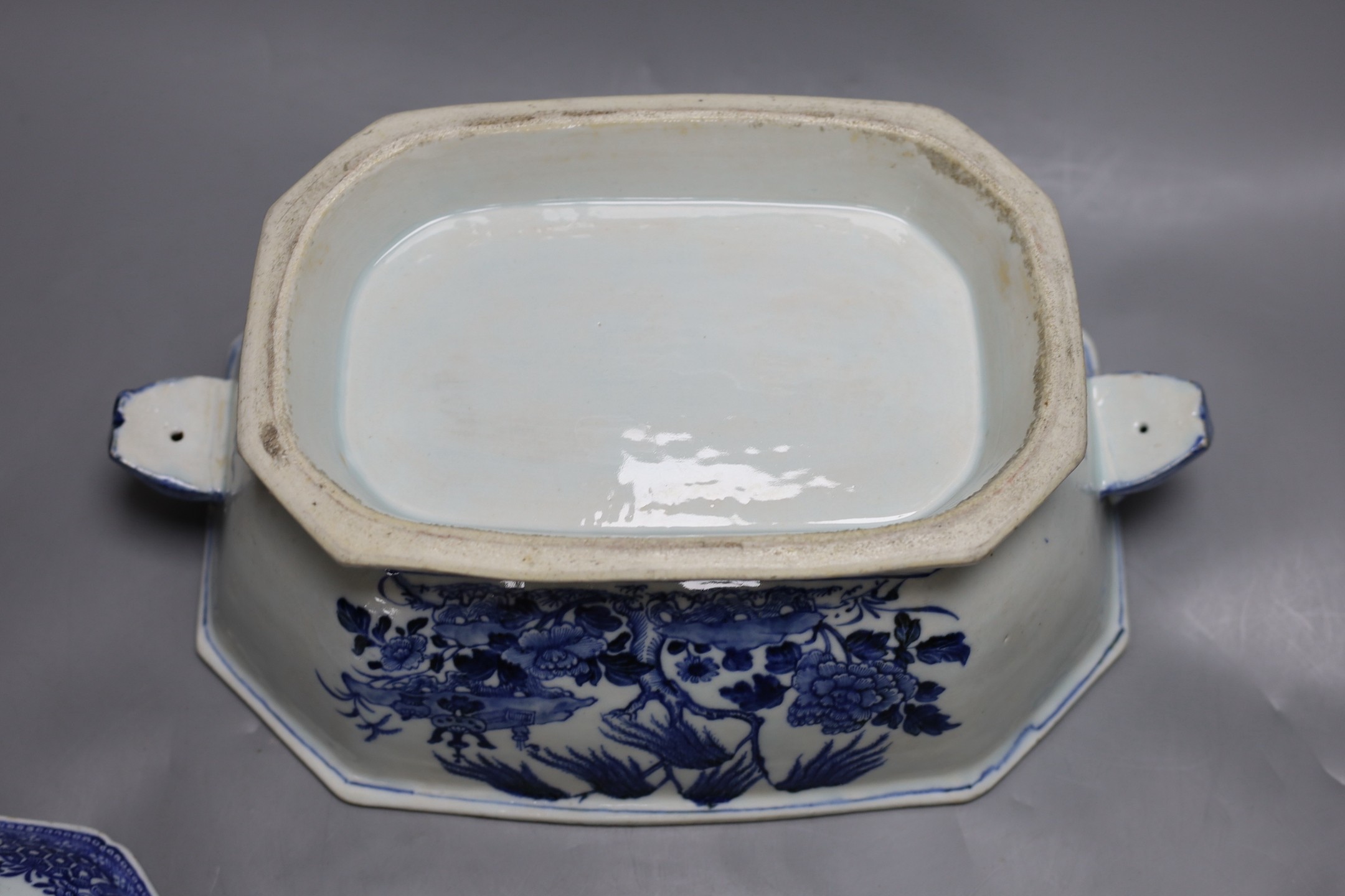 A Chinese export blue and white tureen and matched cover, 18th century , 24 cms high